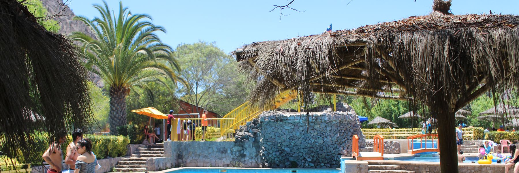 Piscina y quinchos junto a las cabañas de Riojana