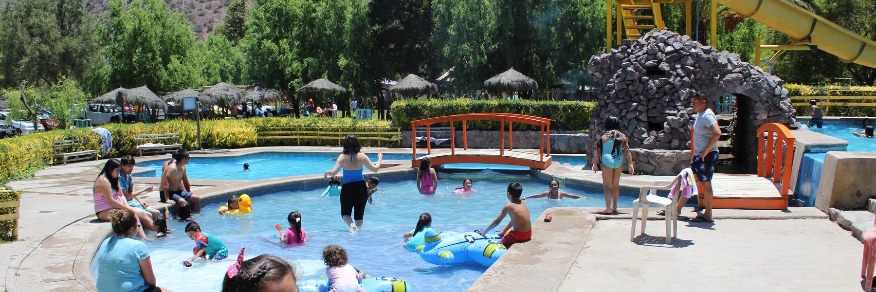 Familias disfrutando las piscinas del complejo Riojana