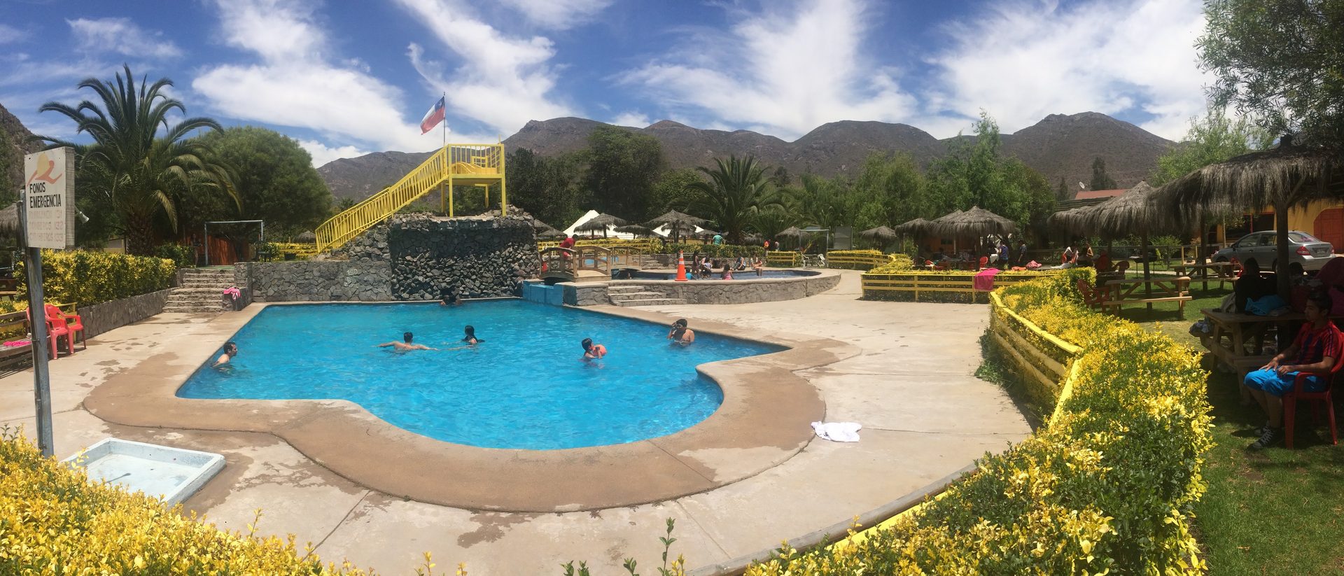 Piscinas del complejo Riojana con la cordillera del Valle del Elqui al fondo