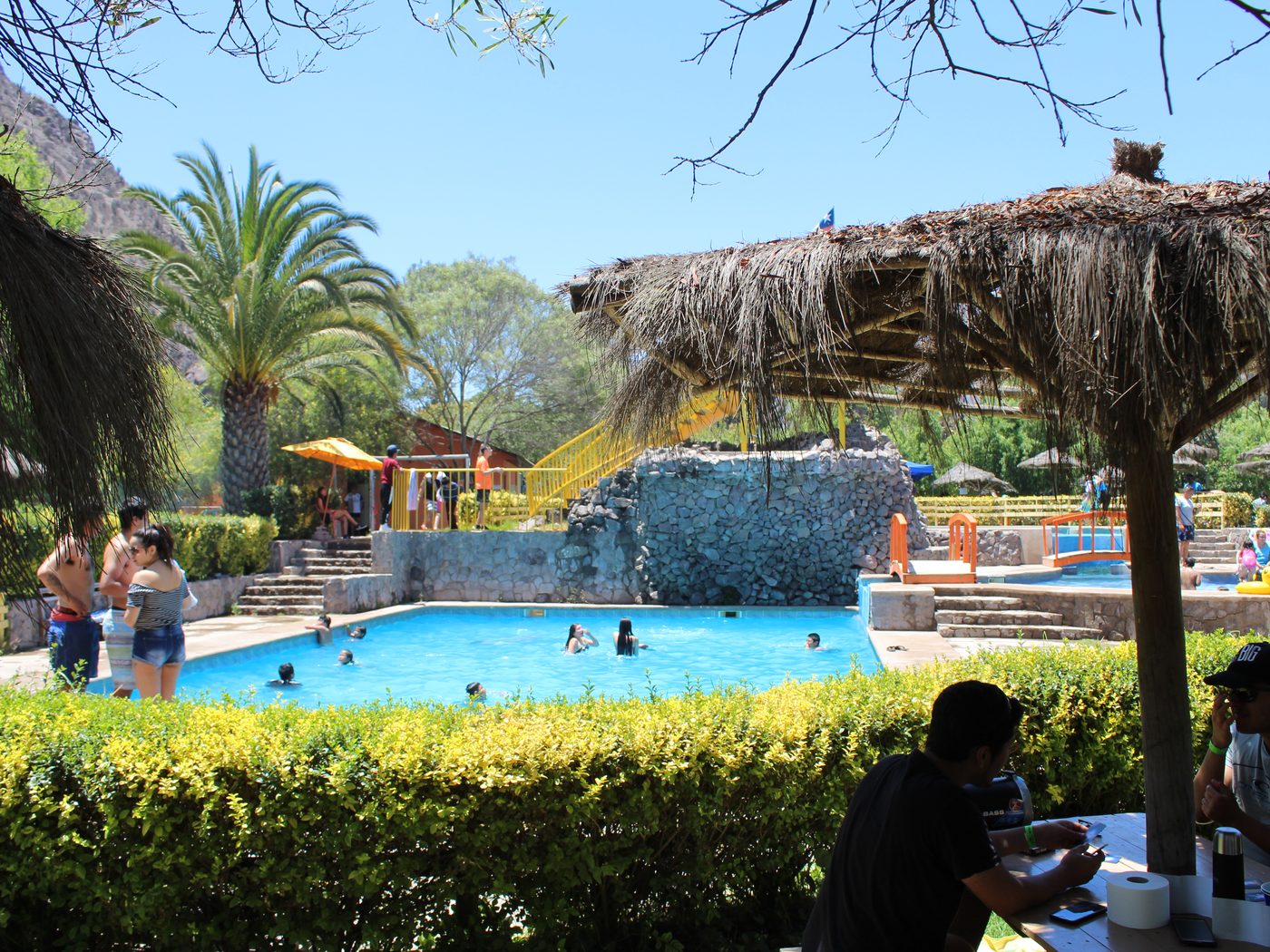 Piscina y quinchos del complejo