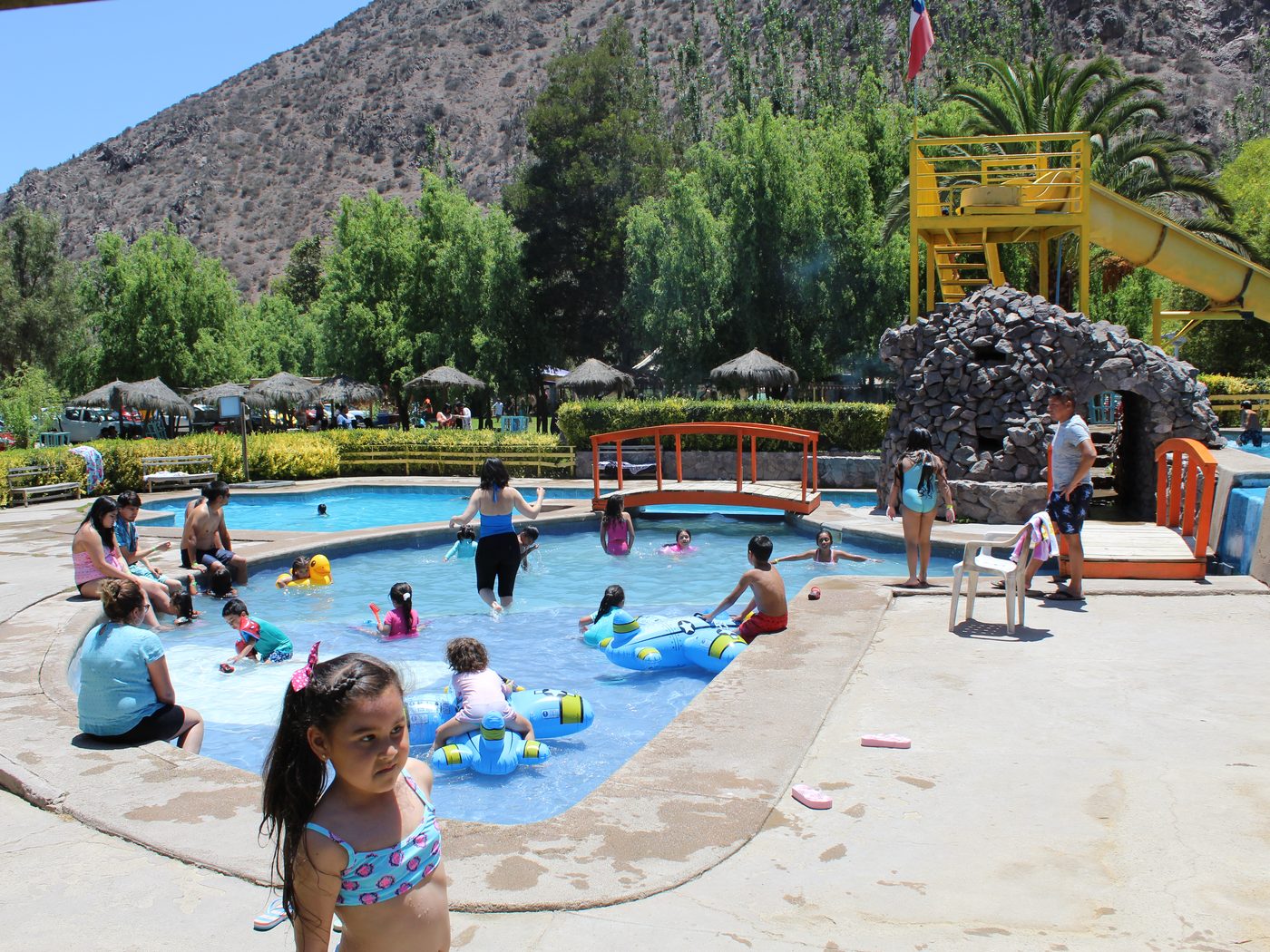Familias disfrutando las piscinas de Riojana