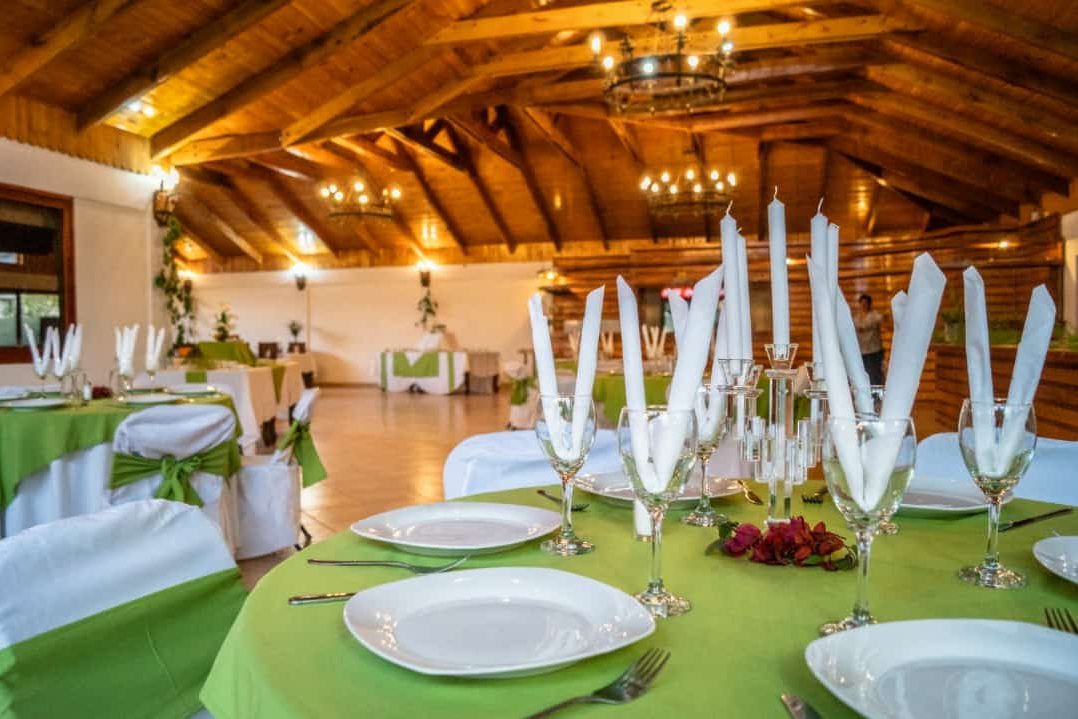 Mesa vestida en el salón de eventos