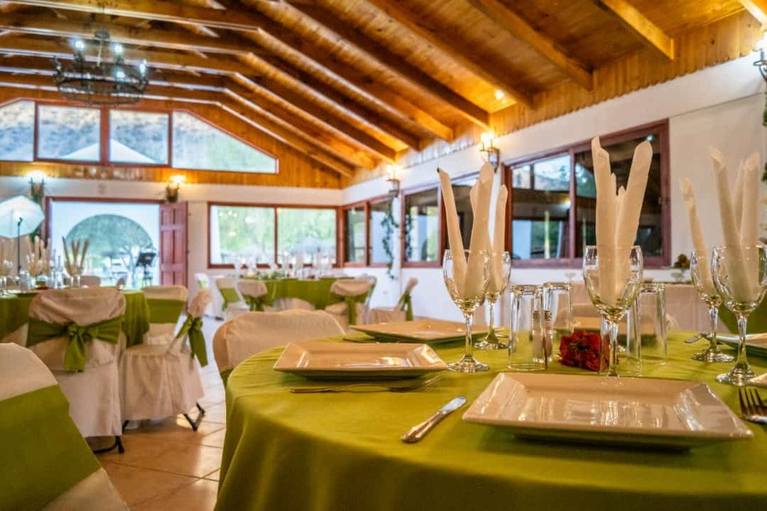 Salón montado con mesas para un evento en Riojana