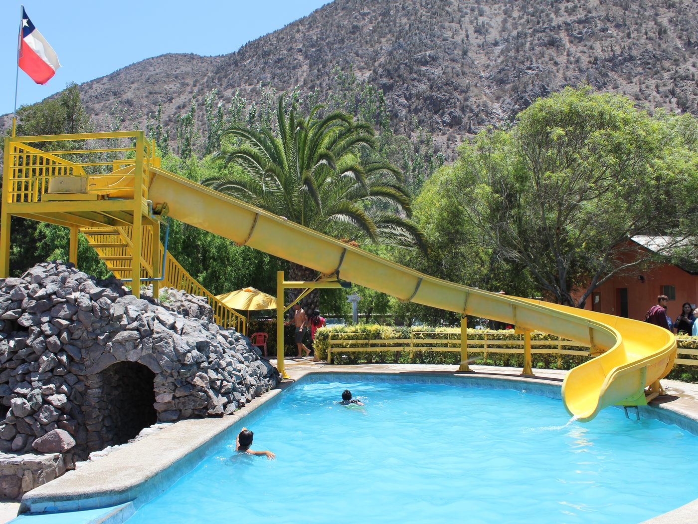 Tobogán amarillo y piscina del complejo Riojana